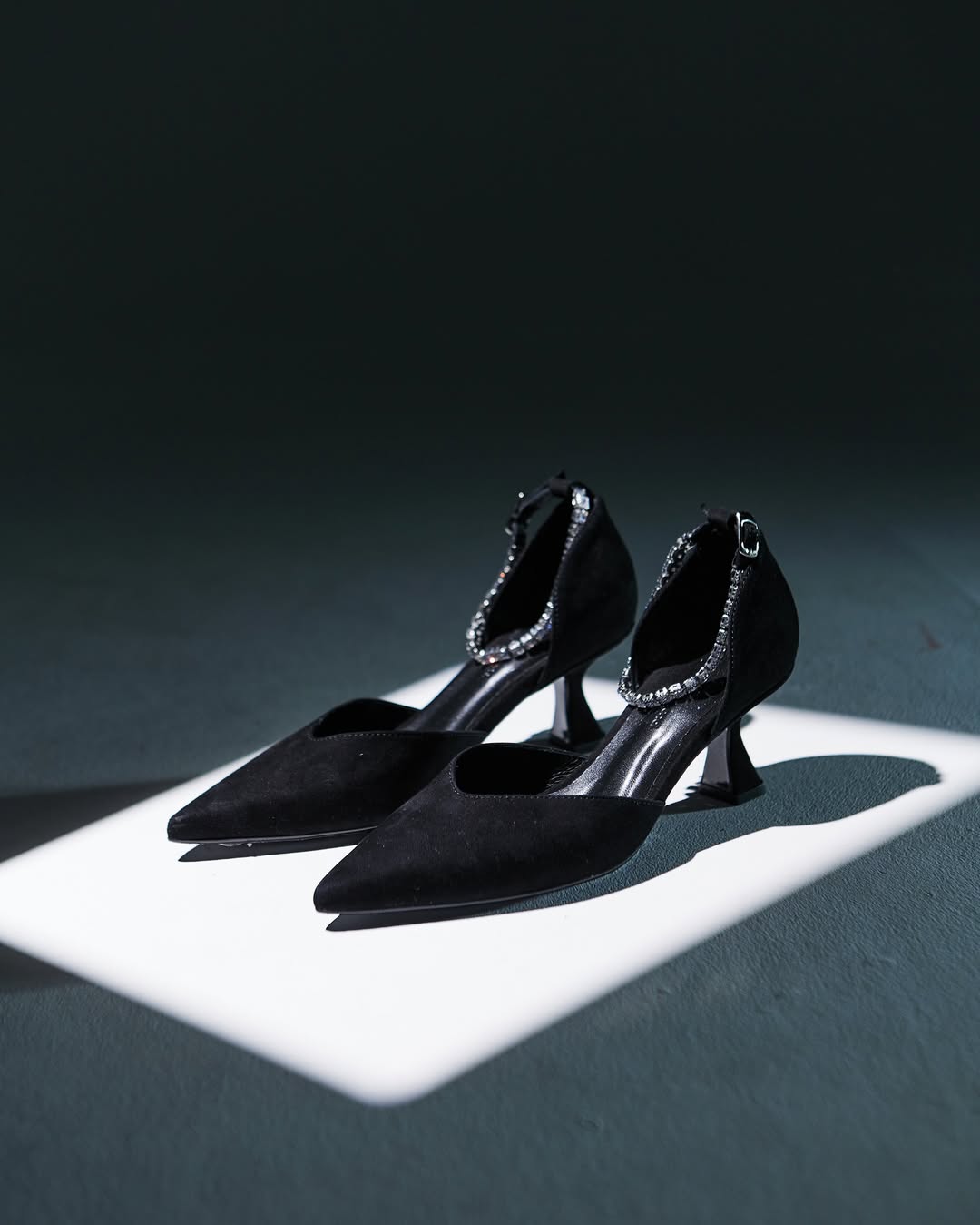 Black suede pumps Modus